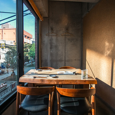 広々とした開放的な空間でありながら、コンクリート打ちっぱなしのスタイリッシュな壁と、温かみのある木目調のテーブルが絶妙に調和し、落ち着いた和モダンな雰囲気を演出しています。会社の飲み会やご友人との集まり、大人数での宴会など、様々なシーンにご利用ください。