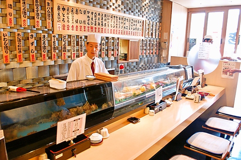 すし職人が握る寿司をゆっくりと堪能できる。隣接の居酒屋から注文することもできる。