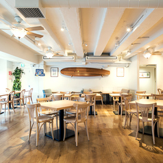 店内はソファ席もございます。ご予約は17時以降、3名様よりコース予約に限り承っております。是非ご来店ください。