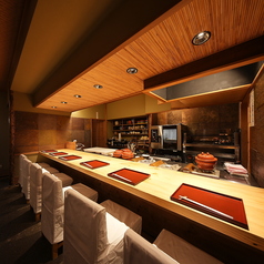 職人の技を目の前で愉しむ「特等席」。選び抜かれた白木が美しいカウンター席は、接待や大切な方との語らいに最適です。職人の鮮やかな包丁さばきや、鍋から立ち上る芳醇な香りを間近でご堪能ください。