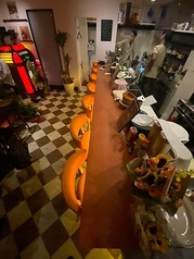 お一人でのお食事やお仕事終わりのサク飲みにもぴったりなカウンターのお席は７席完備。心地よいフランクな接客を心がけております♪