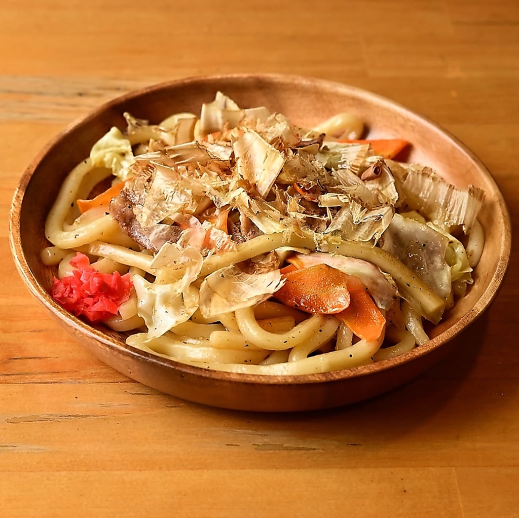 野菜たっぷりの焼うどん！もちもち食感と香ばしさで、満足感たっぷりの人気メニューです。
