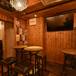 世界のビールと香ばしい肉料理を楽しむ大人のビアバー