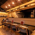 店主との会話を楽しみながら料理やお酒を堪能できるカウンター席は5席ございます。お一人様でじっくりと旬酒を味わいたい時や、お二人のデートで親密な時間を過ごしたい時に最適な、落ち着いた雰囲気のお席です。