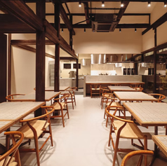 2名様用のテーブルが8席ございます。