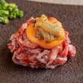 料理メニュー写真&nbsp;炙り雲丹とろ肉ユッケ
