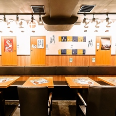 【2名様～4名様向けの座敷席】温かみのある照明で落ち着いた雰囲気を演出しております。座敷は全貸し切りだと20名以上の団体様でのご利用も可能です。