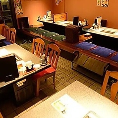 店内にはテーブル席とお座敷席を完備。8名様まで対応可能な半個室もあり、プライベートな空間でゆっくりとお過ごしいただけます。