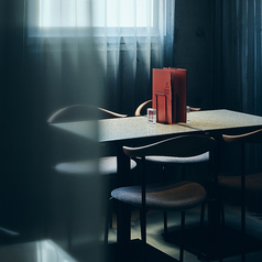 少人数でお楽しみいただける、プライベート性高いテーブル席もございます。