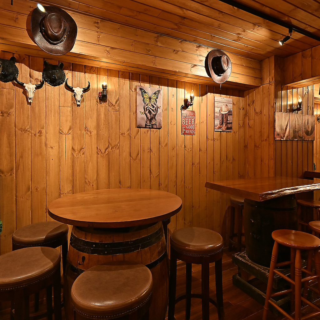 世界のビールと香ばしい肉料理を楽しむ大人のビアバー