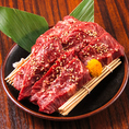 ユッケをはじめ、焼肉定番のおつまみが豊富に揃った当店。新鮮な肉の旨味を活かしたユッケやサイドメニューも絶品。お酒との相性抜群の逸品をお楽しみいただけます。炭火焼肉と一緒に、贅沢なおつまみをご堪能ください。お食事はもちろん、飲み会や宴会にもぴったりです◎