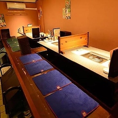 店内にはテーブル席とお座敷席を完備。8名様まで対応可能な半個室もあり、プライベートな空間でゆっくりとお過ごしいただけます。