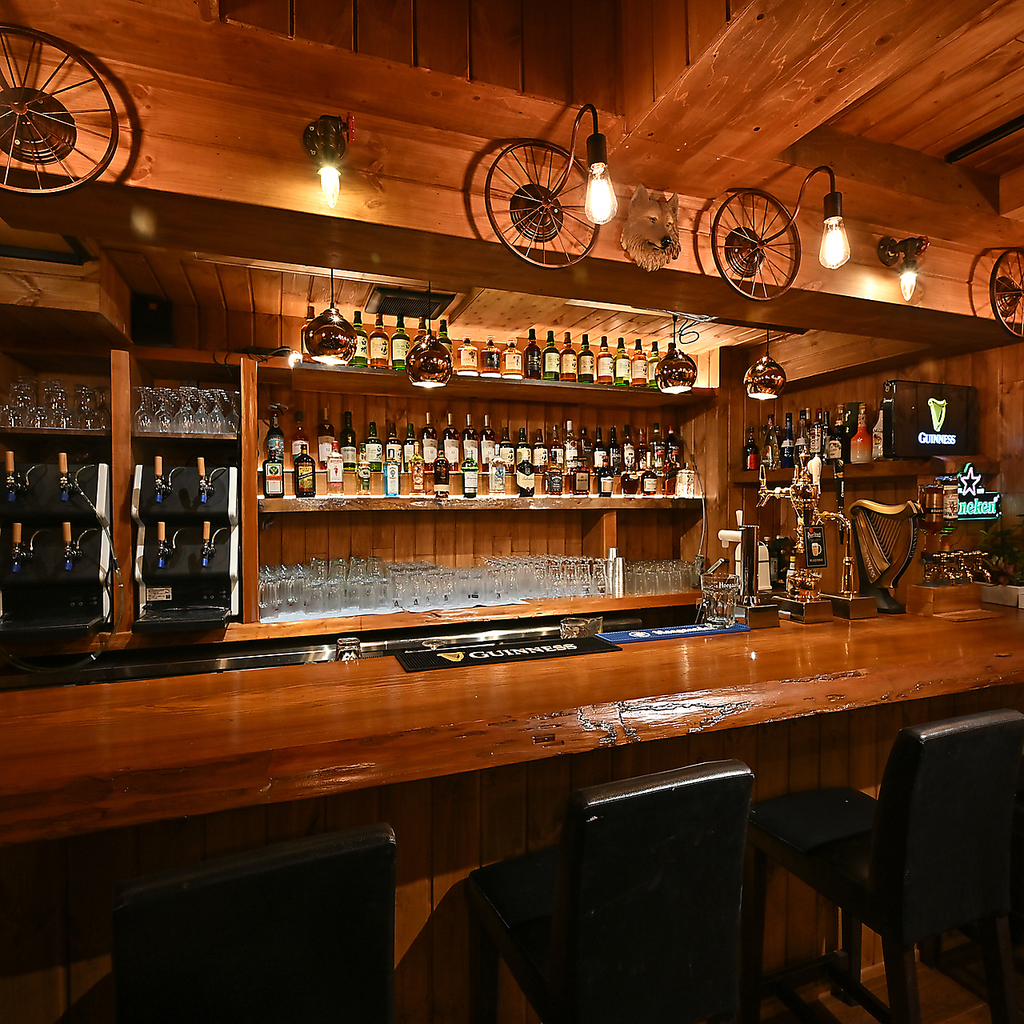 世界のビールと香ばしい肉料理を楽しむ大人のビアバー