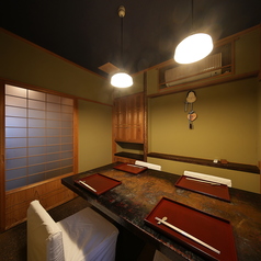 誕生日や結婚記念日といった特別な日には、プライベートが守られた個室がおすすめ。温かみのある照明と洗練された設えが、大切な方との会話を優しく包み込みます。