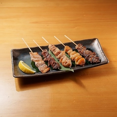 一皿で5種類の部位を味わえる串焼きの盛り合わせ