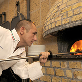 ナポリNo.1窯造り職人が造る自慢の釜で焼き上げるもちもちピッツァをご賞味あれ!