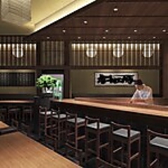 ゆったりと座れる広々としたテーブル席は、ご友人やご家族とのランチ・ディナーに最適です。様々なシーンでご利用いただけます。