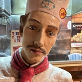 世界に一つしかない？！お店のお迎え人形のコックさんです。商店街の名物でよく写真撮影されてます。