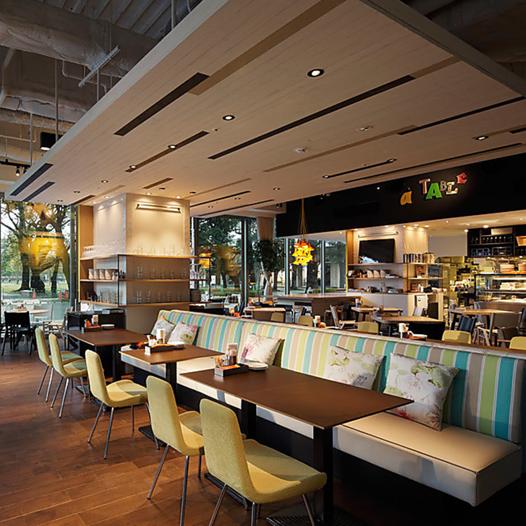 ガラスで外が見え、開放感のある明るい店内。リラックスしてお食事できます☆