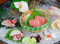 料理メニュー写真 毎日、田崎市場より厳選した魚を惜しみなく盛り込んだ刺身盛り合わせ　1人前