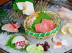 毎日、田崎市場より厳選した魚を惜しみなく盛り込んだ刺身盛り合わせ　1人前