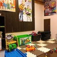 【キッズスペース完備】小さなお子様向けのキッズスペースを完備し、絵本や玩具も整えております！キッズスペース横にもテーブルのご用意は可能ですので、ご要望の際はお問い合わせください。