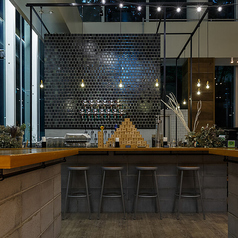 カウンター席（10席） デートや親しいご友人との気軽なお食事に最適なカウンター席です。クラフトビールのサーバーを眺めながら、ゆったりとした時間をお過ごしください♪