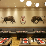 牛の絵が特徴的な広々おしゃれな空間