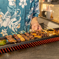 カウンター内で丁寧に焼かれる安く、美味しい串焼き