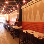 広々とした店内にあるテーブル席でゆったりとくつろぎながら、お料理とドリンクをお楽しみください♪