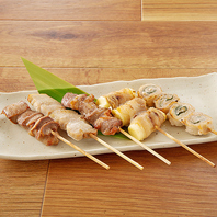 炭火でジューシーに焼き上げたこだわりの【串焼き】