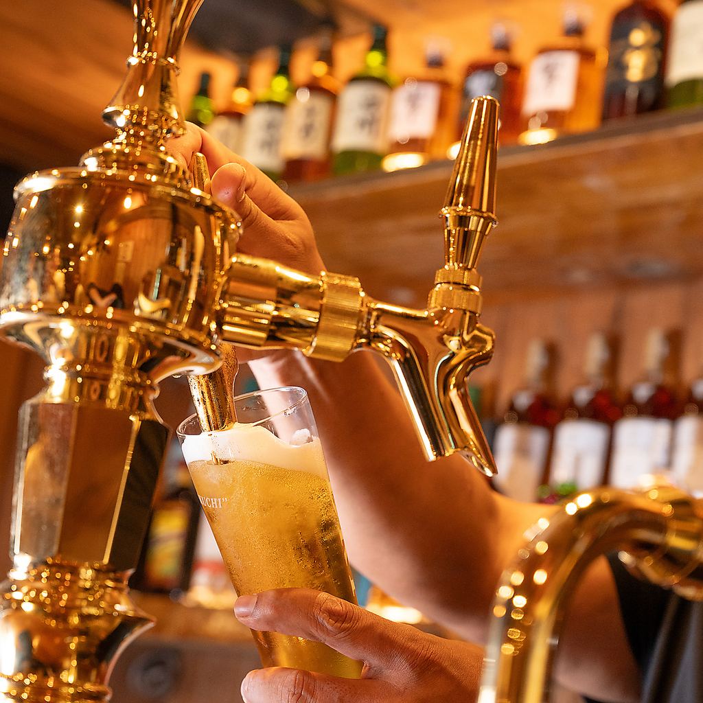 世界のビールと香ばしい肉料理を楽しむ大人のビアバー