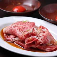 「麻布十番ブルズから引き継がれる無限ロース」薄切りロースに絡む秘伝のタレ。無限に続く魅惑の旨味。の写真
