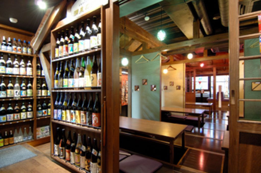 壁にずらりと並ぶ泡盛や焼酎は種類豊富にお取り揃え！沖縄といったらやっぱり泡盛でカリーッ（乾杯）