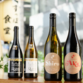 【ワイン各種取り揃え】飲みやすさにこだわったナチュラルワイン（Express Winemakers Aka / Shiro）。白桃や柑橘フルーツ、完熟りんごのような果実の旨味に豊かなミネラル感、ほのかにバニラの香り。ジューシーかつフルーティーな風味をお楽しみいただけます。