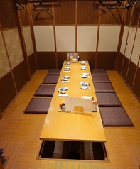 明るく賑やかな店内は、同僚や友人とのリラックスしたひとときにぴったり。さかなや道場のこだわり料理と厳選されたお酒を、ゆったりと楽しみながら会話が弾むこと間違いなし！仕事終わりのリフレッシュや、週末のご褒美におすすめの寛ぎ空間です。　