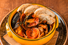 ムール貝とアサリの軽いトマト煮込み