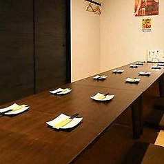 ２Fには最大26名様で座っていただけるお座敷のスペースがあります。ちょうど良い広さの空間で、一体感ある宴会をご堪能いただけます。会社宴会、ご友人同士での飲み会、ご親族のお集まりなど、幅広いシーンに最適。周りを気にせず過ごせるので、会話も弾むこと間違いなし！