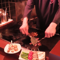 お店側で店員がカウンター内にある鉄板で焼いて提供するタイプの店です。