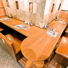 【1名様～2名様向けのカップルシート】仲良しさんと二人だけの空間を演出するカップルシートのご用意もございます。横並びの席なのでお話もお酒も進みます♪