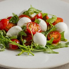 水牛モッツァレラチーズと完熟トマトのカプレーゼ
