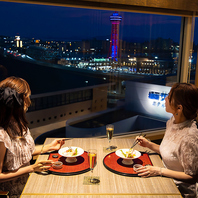 美しい夕景や夜景を一望出来るホテル高層階のレストラン