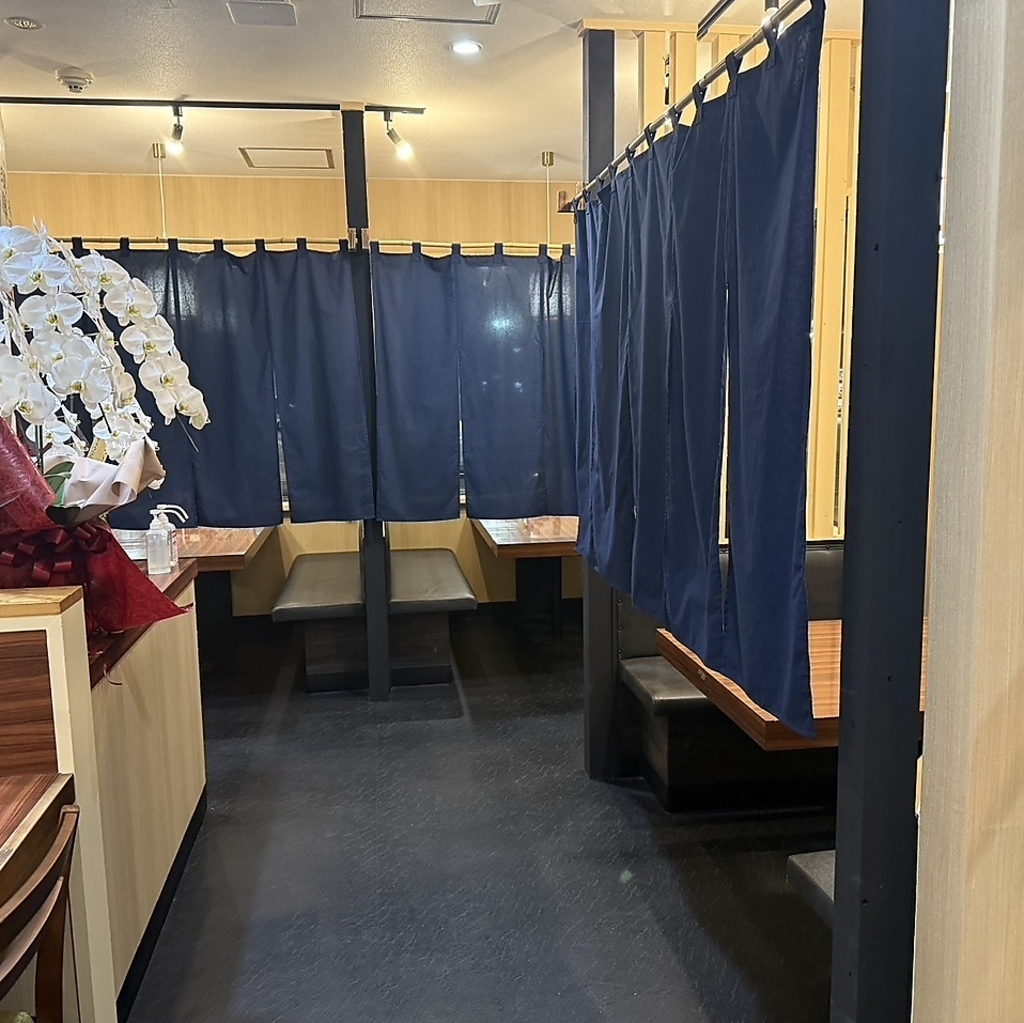 周りを気にせずゆったり過ごせる半個室は、デートや少人数での食事や、接待にも最適な空間です♪