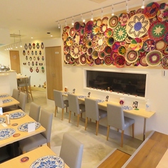 4人掛けのテーブル席は、メキシコらしいアートと温かみのあるインテリアに囲まれた心地よい空間です。椅子の座り心地も配慮されており、長時間の食事でも快適に過ごせます。