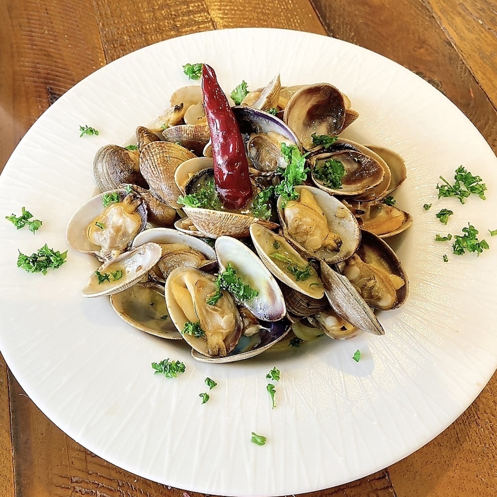 自慢のボンゴレビアンコは厚岸産活あさりを麺が見えなくなるほどたっぷり使用♪圧巻の一品です。