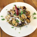 自慢のボンゴレビアンコは厚岸産活あさりを麺が見えなくなるほどたっぷり使用♪圧巻の一品です。