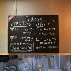 カウンターの上には、店主がその日の気分や仕入れに合わせて選ぶ「本日のおすすめ」を書いた黒板があります。季節の食材を使った一品や、通常メニューにはない特別なベトナム料理が登場することも。黒板を眺めながら、今日だけの味に出会えるワクワク感をお楽しみください。