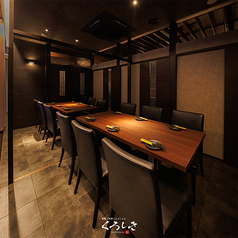 ［12～14名様］大人数も安心のゆったり扉付き個室。広々としたテーブルにゆったりしたチェアを配置しているので、長時間の利用でも快適に過ごせます。大人数でもまとまりを感じられる個室空間です。