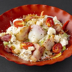 炙りベーコンとクリームチーズのシーザーサラダ