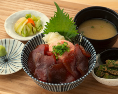 マグロの漬けとネギトロのW丼